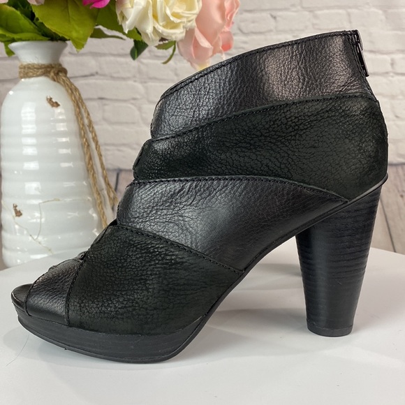 FOSSIL Black Leather & Suede Back Zip Up High Heels - Picture 4 of 17